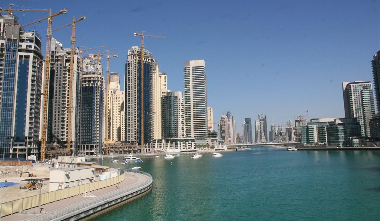 Dubai Marina during construction on 26 January 2007, with cranes and developing towers
